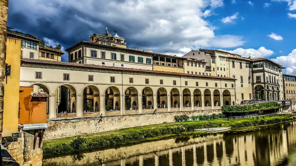 Galleria degli Uffizi vista dal lungo Arno